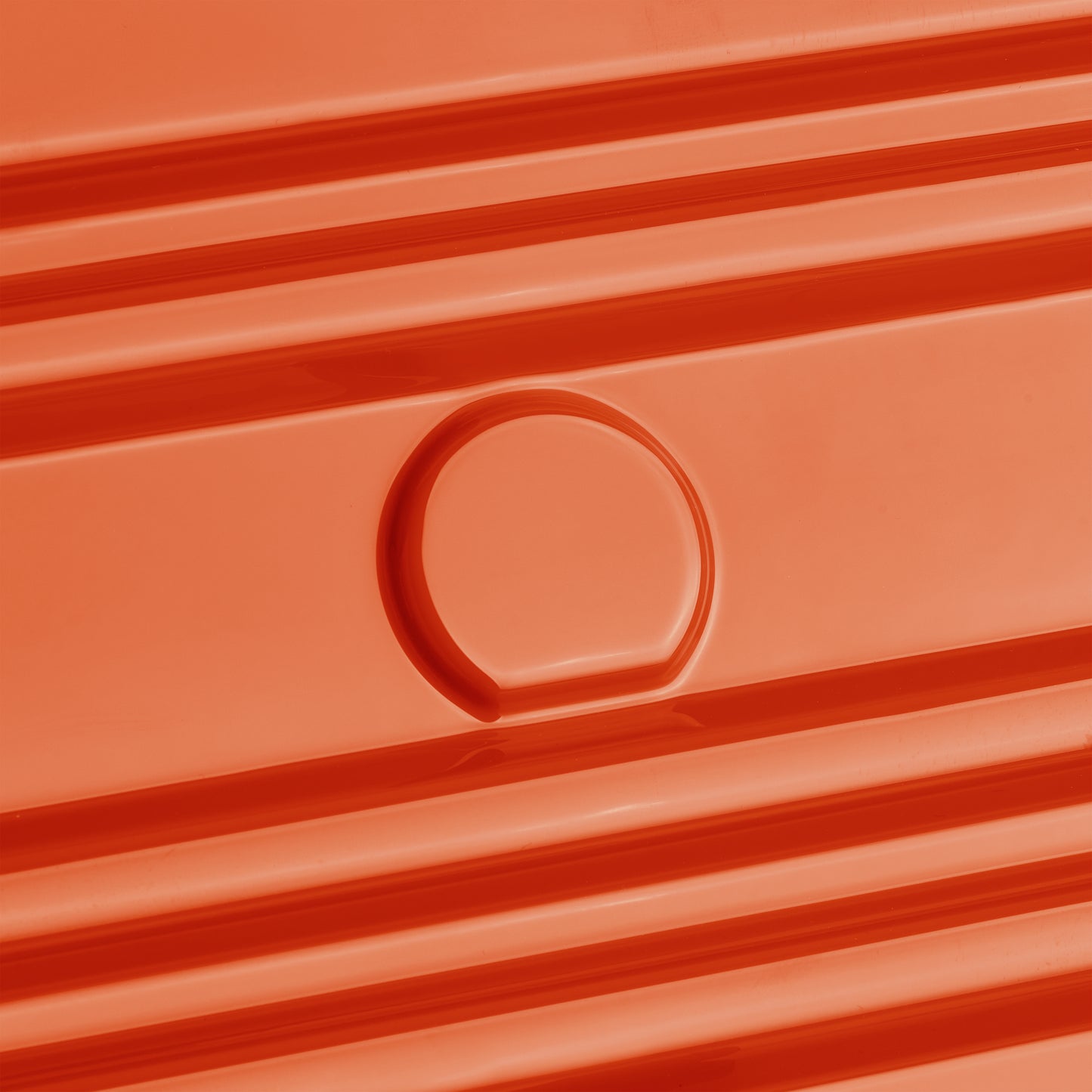 Detalhe da superfície rígida e texturizada em policarbonato da mala grande expansível na cor laranja, modelo DELSEY Rempart, com design resistente e moderno.