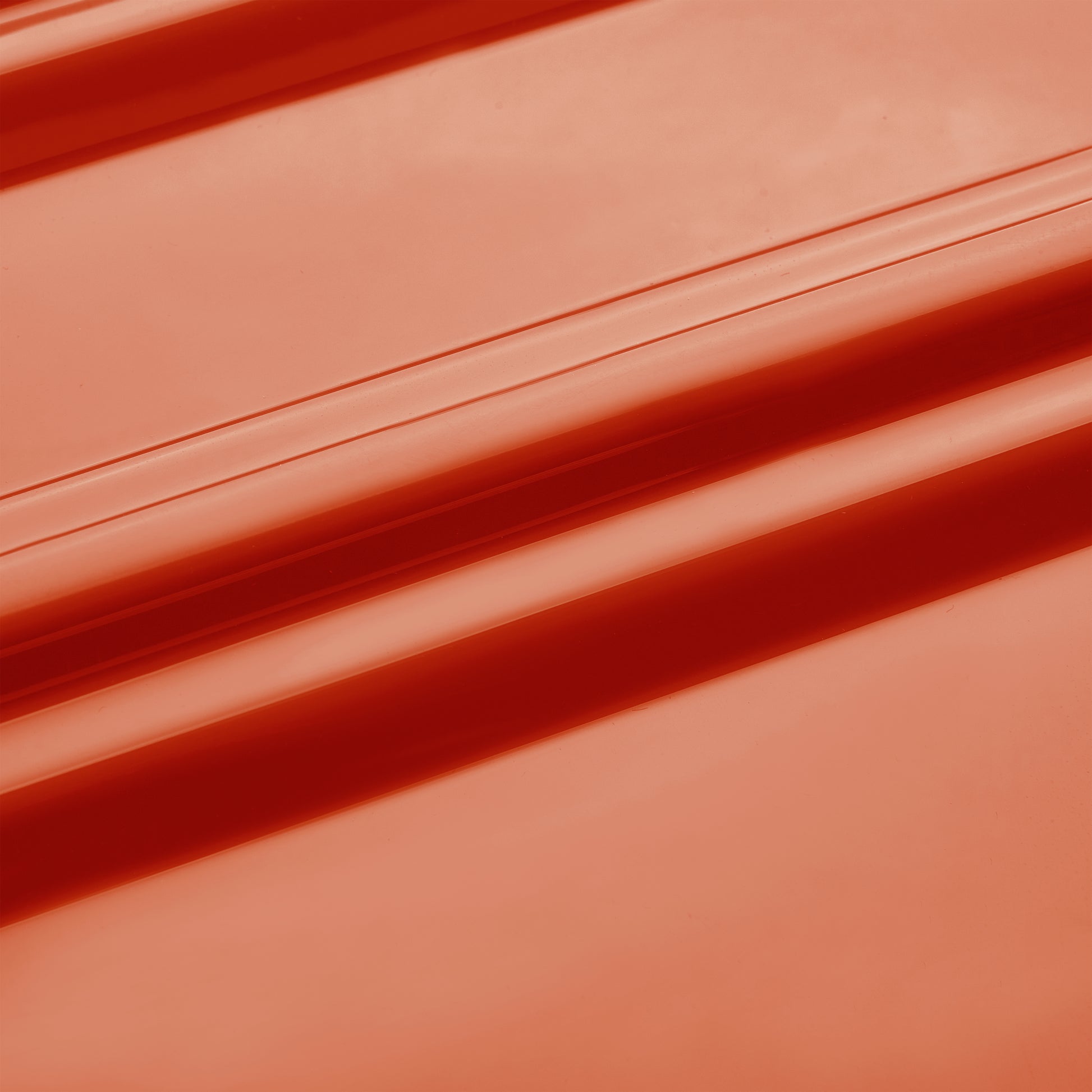 Detalhe da superfície rígida e acabamento laranja de mala grande expansível DELSEY, destacando design durável e estrutura resistente em policarbonato premium.