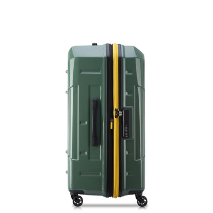 Mala grande rígida verde com zíper amarelo expansível, quatro rodas giratórias, alça lateral e trava TSA da marca DELSEY, ideal para viagem e fácil de manusear.