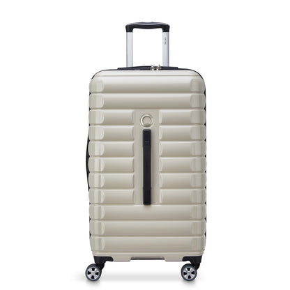 Mala média rígida off white com formato trunk da DELSEY, feita em policarbonato resistente, com rodinhas giratórias e puxador telescópico para maior praticidade em viagens.