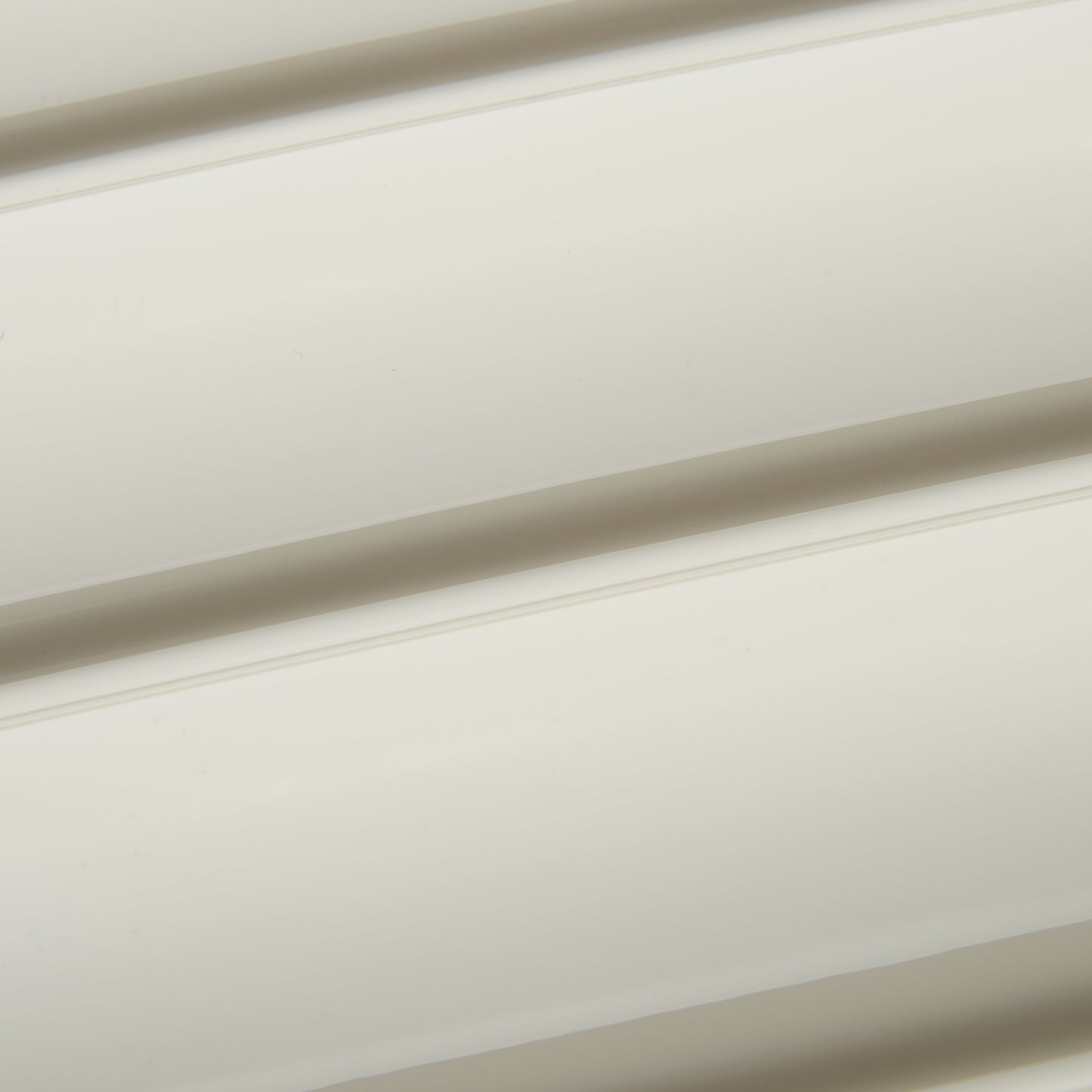 Detalhe da superfície rígida e acabamento off white da mala de viagem média DELSEY, destacando o design resistente e elegante do modelo Trunk Media.