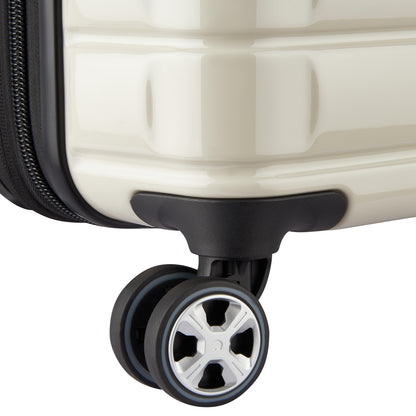 Roda dupla de alta resistência em mala rígida off white da DELSEY, garantindo mobilidade suave e durabilidade para viagens urbanas e internacionais.
