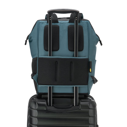 Mochila DELSEY em tom verde iguana com alças acolchoadas e suporte para fixação em mala de viagem, ideal para transportar notebook com conforto e segurança.